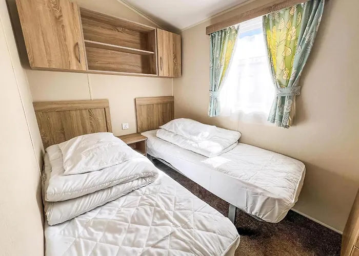 Great Caravan For Hire By The Beach In Norfolk, By Hunstanton Beach Ref 13005L