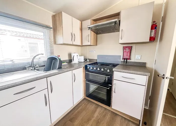 Great Caravan For Hire By The Beach In Norfolk, By Hunstanton Beach Ref 13005L