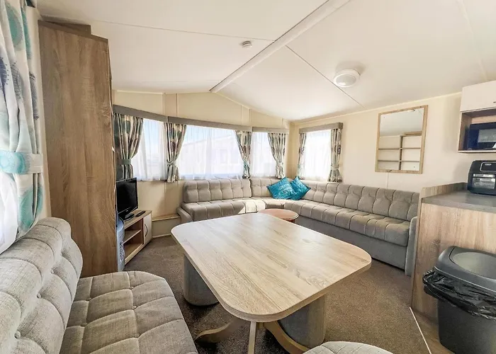 Great Caravan For Hire By The Beach In Norfolk, By Hunstanton Beach Ref 13005L