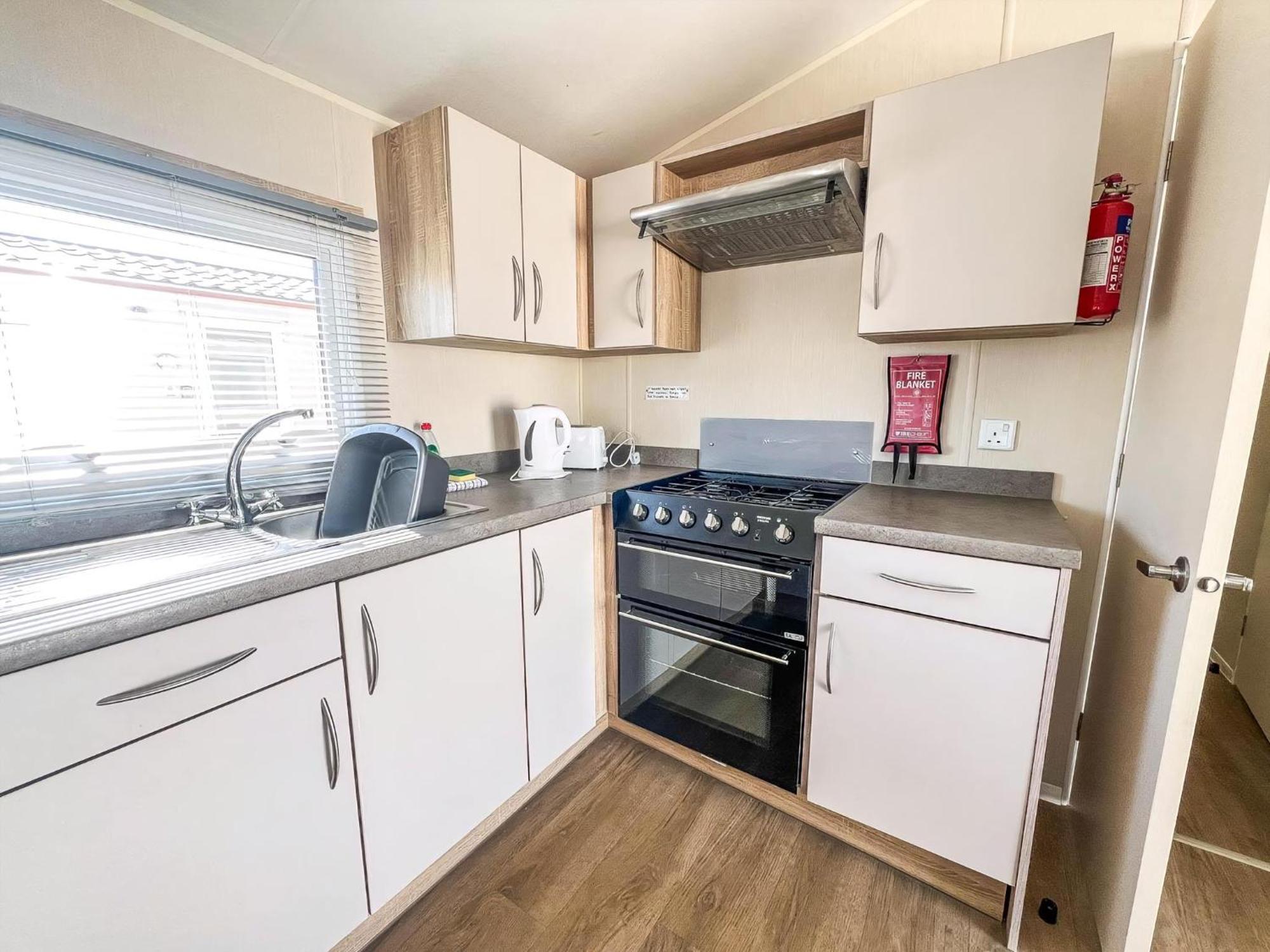Great Caravan For Hire By The In Norfolk, By Ref 13005l Campsite