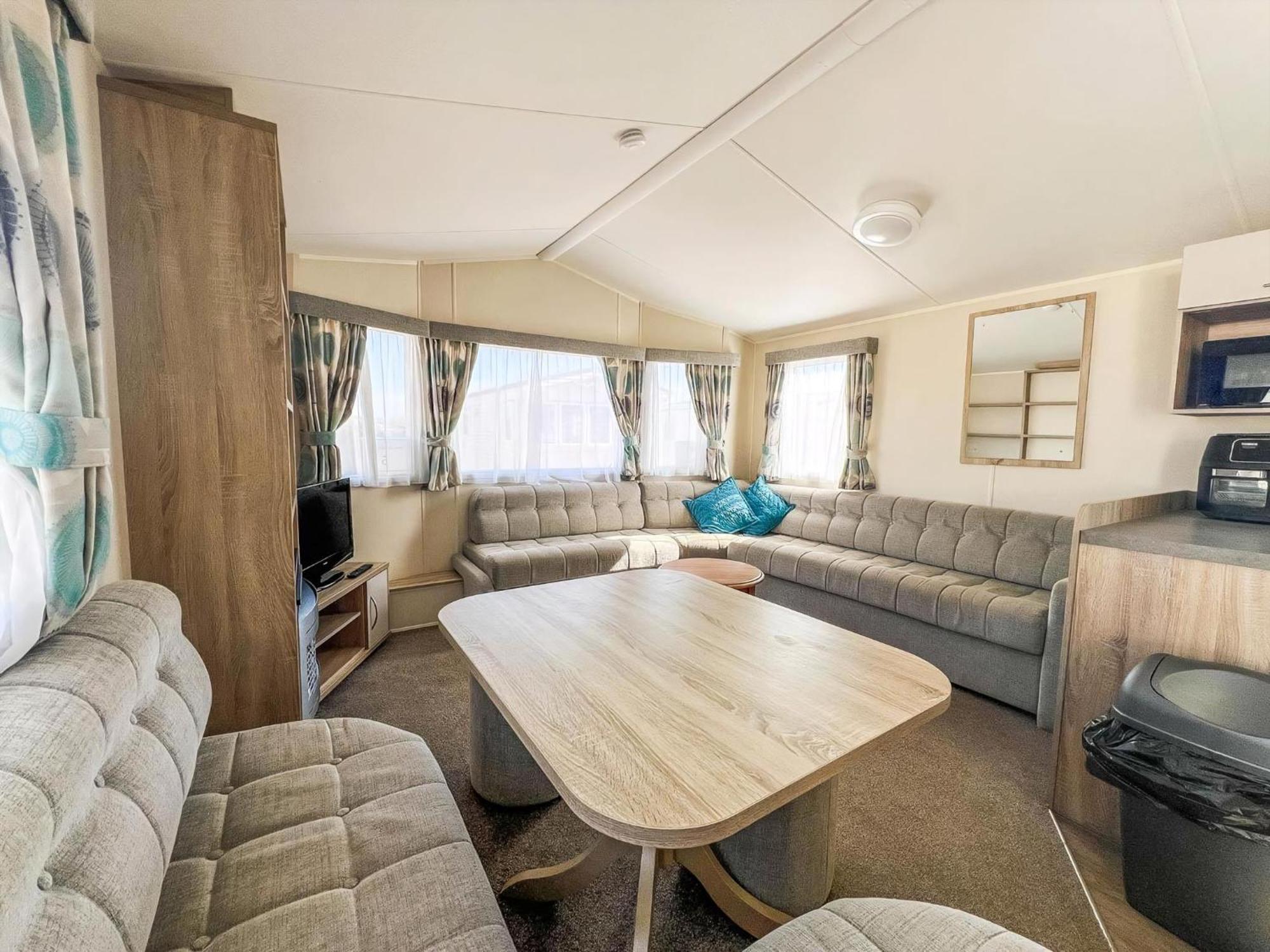 Great Caravan For Hire By The In Norfolk, By Ref 13005l Campsite *