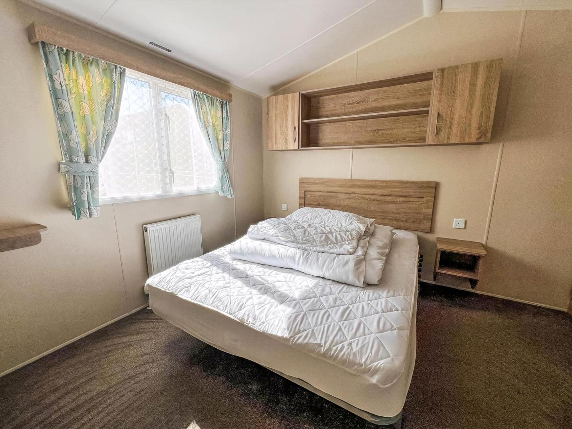 Great Caravan For Hire By The In Norfolk, By Ref 13005l * Hunstanton